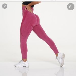 BNWT Crimson seamless leggings by NVGTN